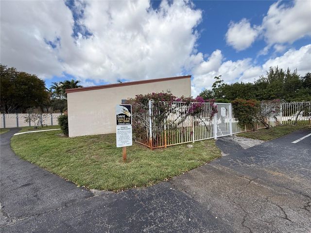 2381 SW 70th Avenue 49, Davie, FL 33317