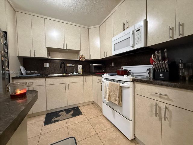 2381 SW 70th Avenue 49, Davie, FL 33317