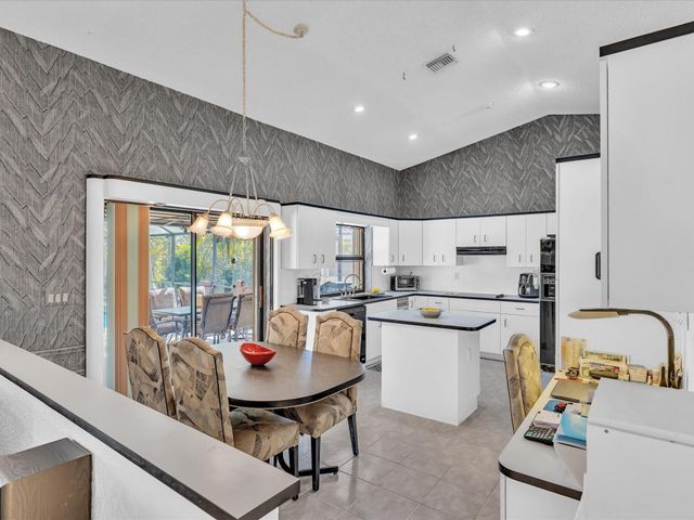 5355 N Springs Way, Coral Springs, FL 33076