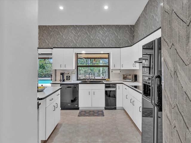 5355 N Springs Way, Coral Springs, FL 33076