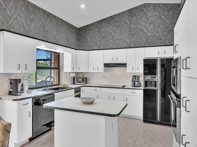 5355 N Springs Way, Coral Springs, FL 33076