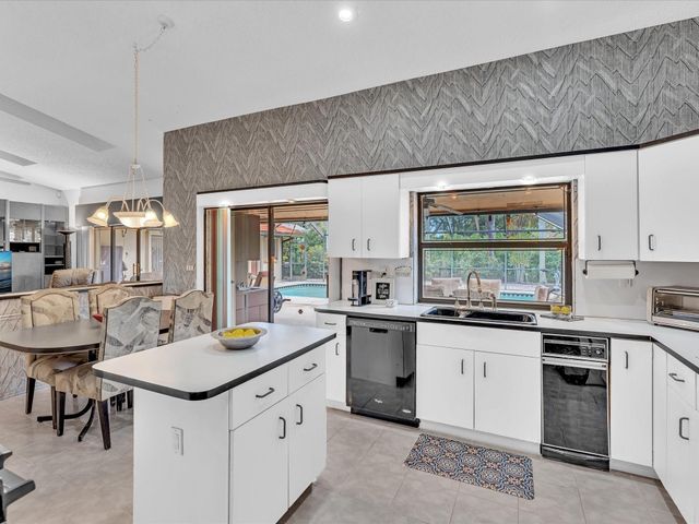 5355 N Springs Way, Coral Springs, FL 33076