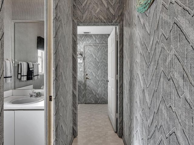 5355 N Springs Way, Coral Springs, FL 33076