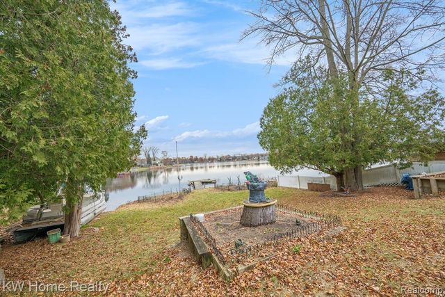 9630 Round Lake Boulevard, White Lake, MI 48386