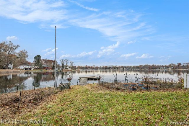 9630 Round Lake Boulevard, White Lake, MI 48386