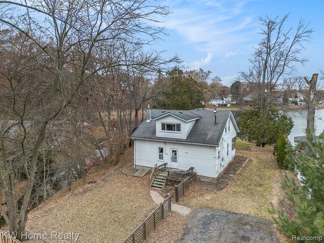 9630 Round Lake Boulevard, White Lake, MI 48386