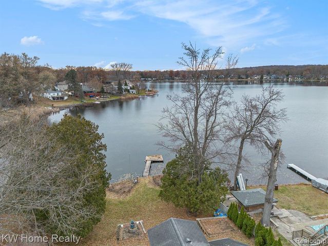 9630 Round Lake Boulevard, White Lake, MI 48386