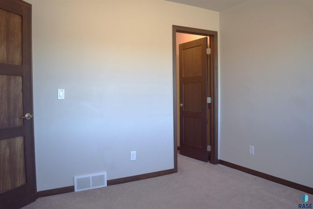 5623 E Brennan Dr, Sioux Falls, SD 57110