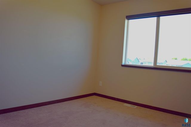 5623 E Brennan Dr, Sioux Falls, SD 57110