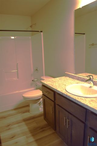 5623 E Brennan Dr, Sioux Falls, SD 57110