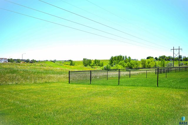 5623 E Brennan Dr, Sioux Falls, SD 57110