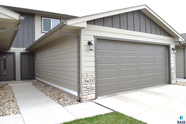 5623 E Brennan Dr, Sioux Falls, SD 57110