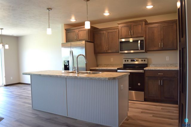5623 E Brennan Dr, Sioux Falls, SD 57110