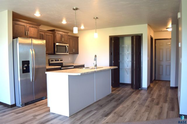 5623 E Brennan Dr, Sioux Falls, SD 57110