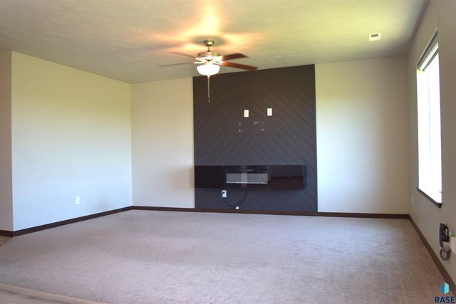 5623 E Brennan Dr, Sioux Falls, SD 57110