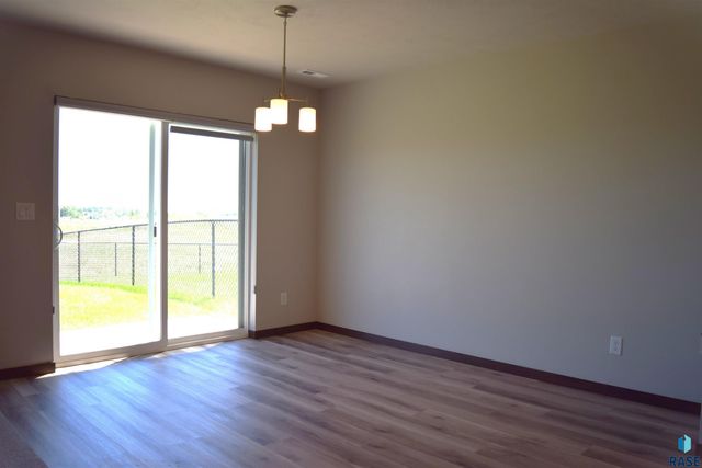 5623 E Brennan Dr, Sioux Falls, SD 57110