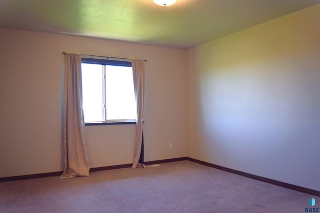 5623 E Brennan Dr, Sioux Falls, SD 57110