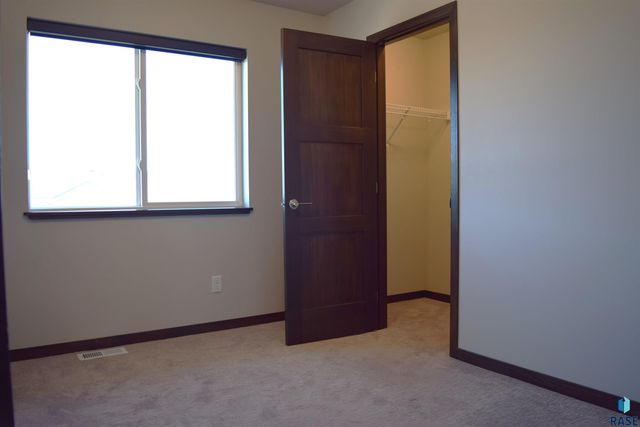 5623 E Brennan Dr, Sioux Falls, SD 57110