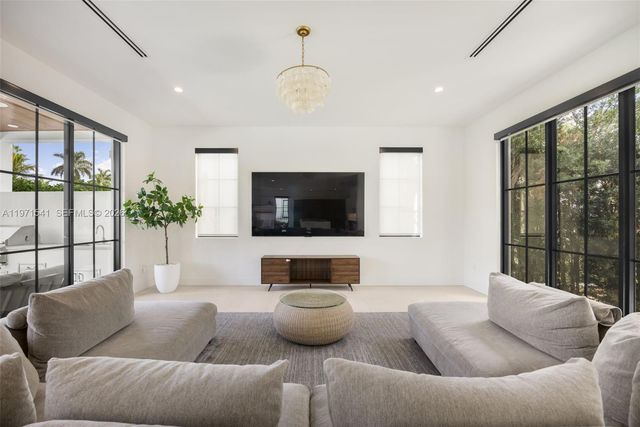 885 NE 76th St, Miami, FL 33138