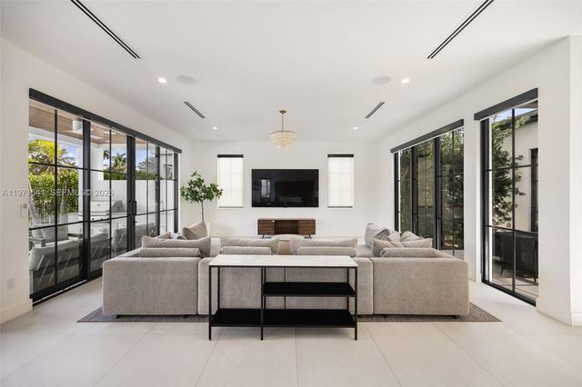 885 NE 76th St, Miami, FL 33138