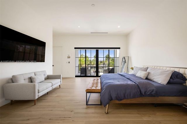 885 NE 76th St, Miami, FL 33138