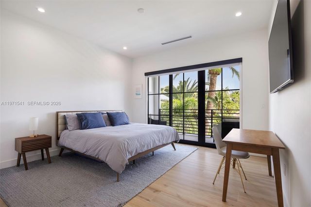 885 NE 76th St, Miami, FL 33138