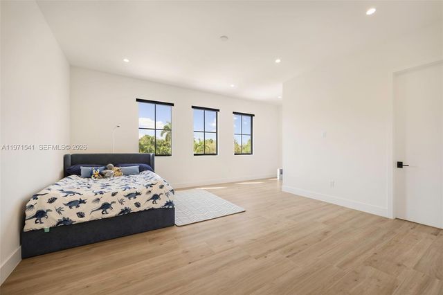 885 NE 76th St, Miami, FL 33138