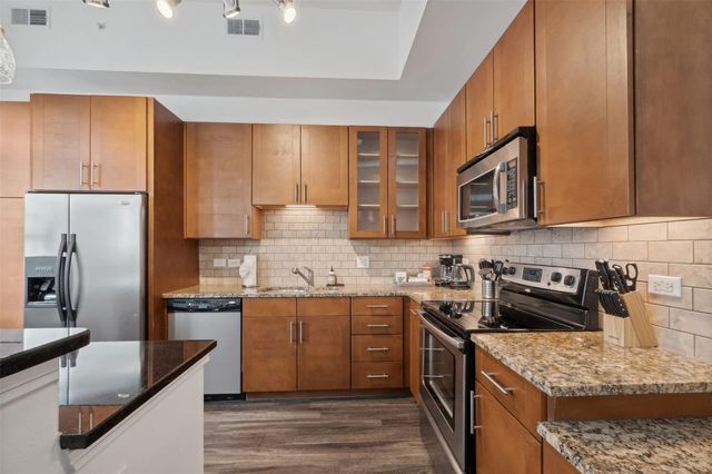 2800 Kirby Drive B, Houston, TX 77098