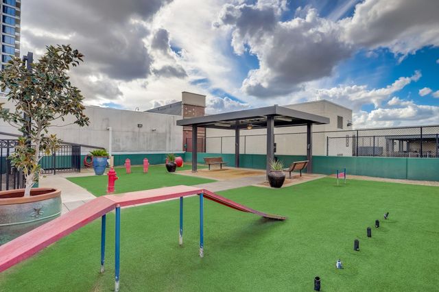 2800 Kirby Drive B, Houston, TX 77098
