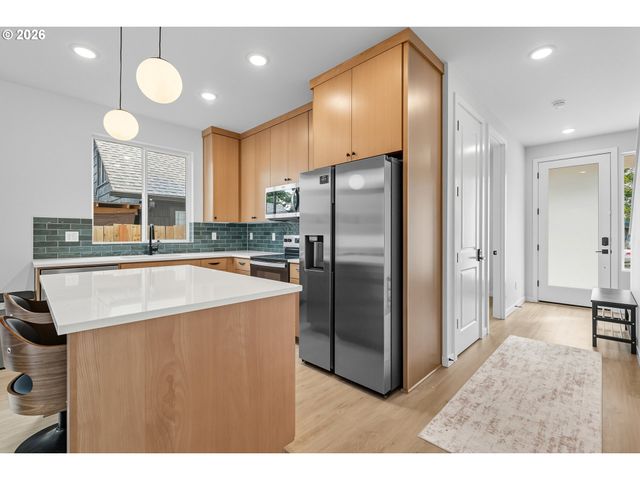 817 Ne 94TH Ave, Portland, OR 97220