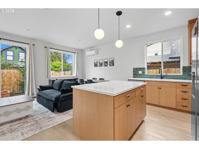 817 Ne 94TH Ave, Portland, OR 97220