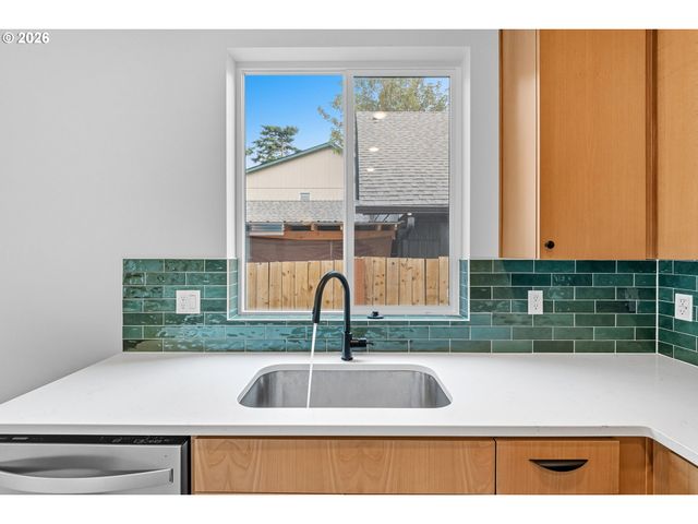 817 Ne 94TH Ave, Portland, OR 97220