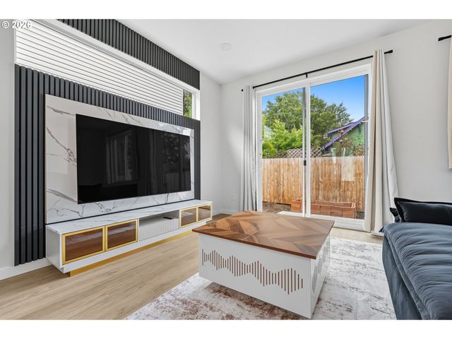 817 Ne 94TH Ave, Portland, OR 97220