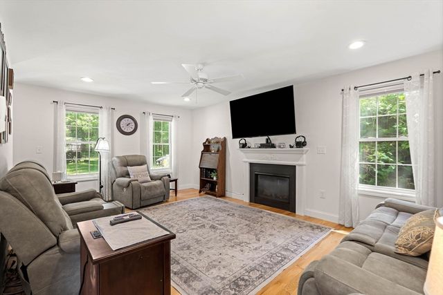 34 Amesbury Ave, Amesbury, MA 01913