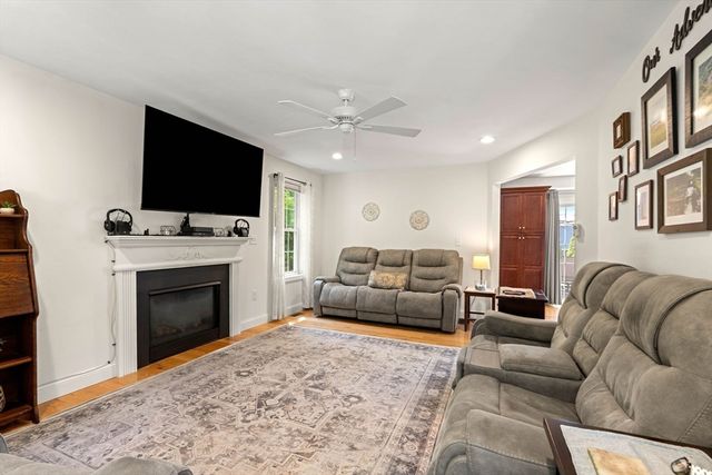 34 Amesbury Ave, Amesbury, MA 01913