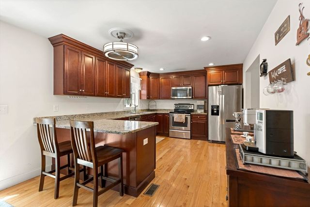 34 Amesbury Ave, Amesbury, MA 01913