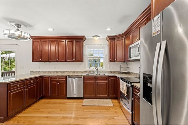 34 Amesbury Ave, Amesbury, MA 01913