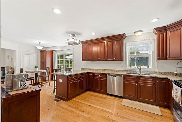 34 Amesbury Ave, Amesbury, MA 01913