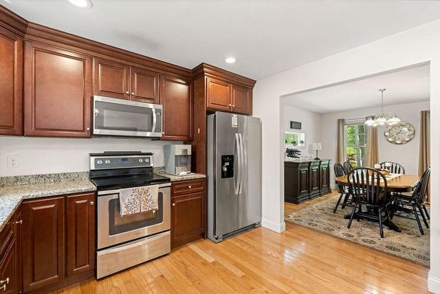 34 Amesbury Ave, Amesbury, MA 01913