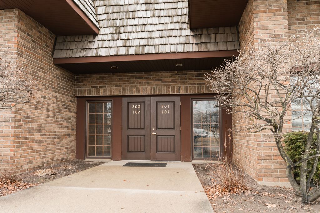 14047 W Petronella Drive 201, Libertyville, IL 60048