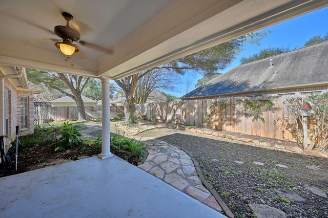2104 Creekwood Lane, Brenham, TX 77833