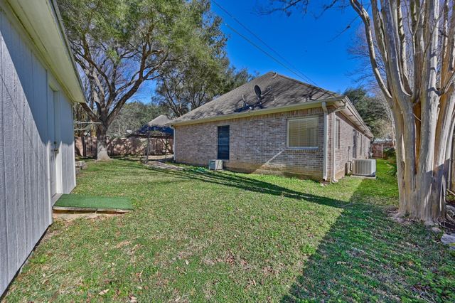 2104 Creekwood Lane, Brenham, TX 77833