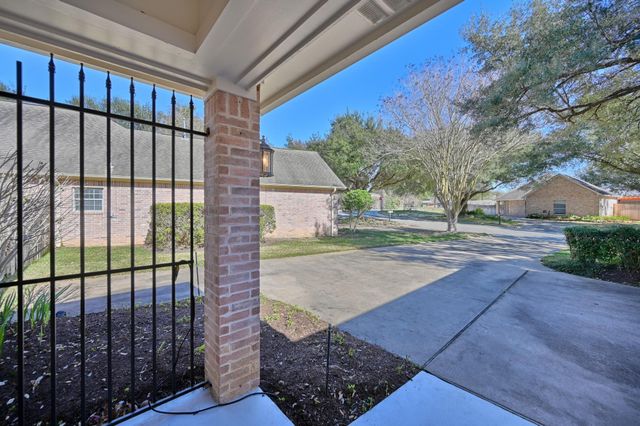 2104 Creekwood Lane, Brenham, TX 77833