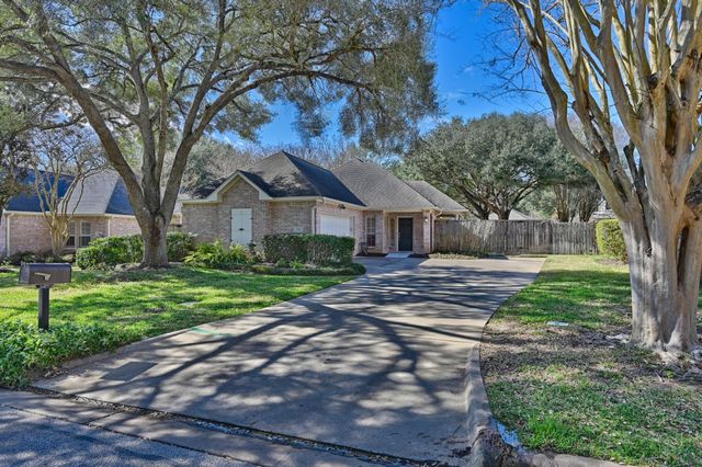 2104 Creekwood Lane, Brenham, TX 77833