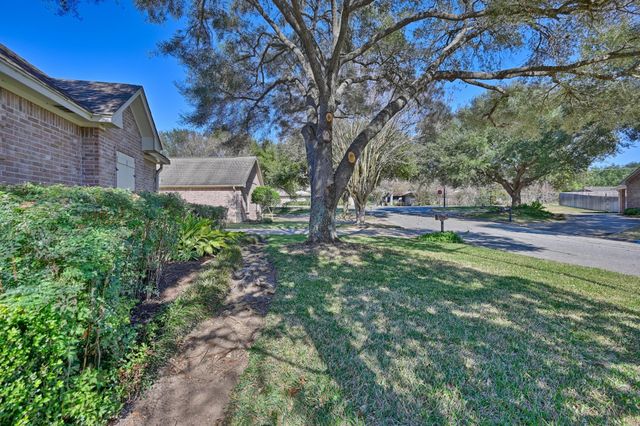 2104 Creekwood Lane, Brenham, TX 77833