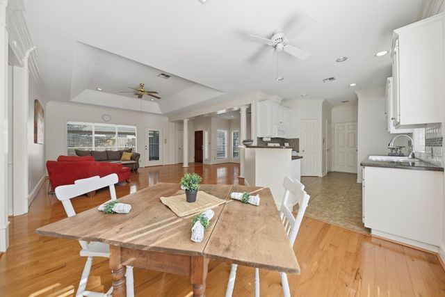 2104 Creekwood Lane, Brenham, TX 77833