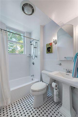 83 John Street, Newport, RI 02840