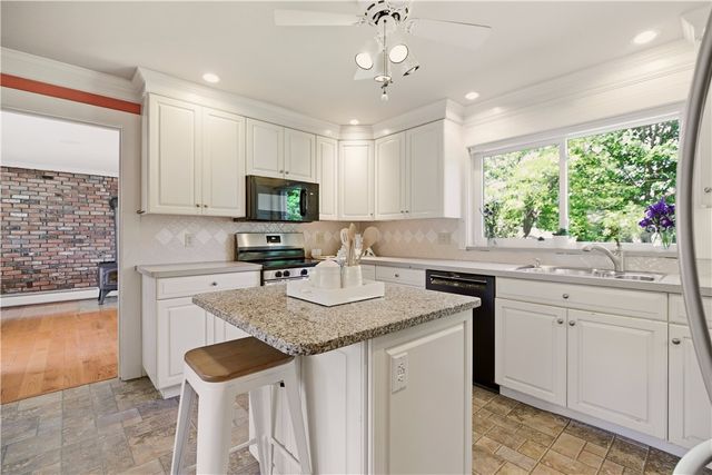 5 Heritage Road, Bristol, RI 02809