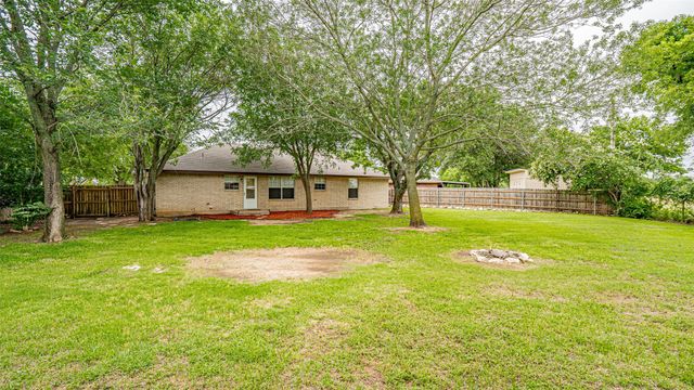 906 Pear Court, Joshua, TX 76058