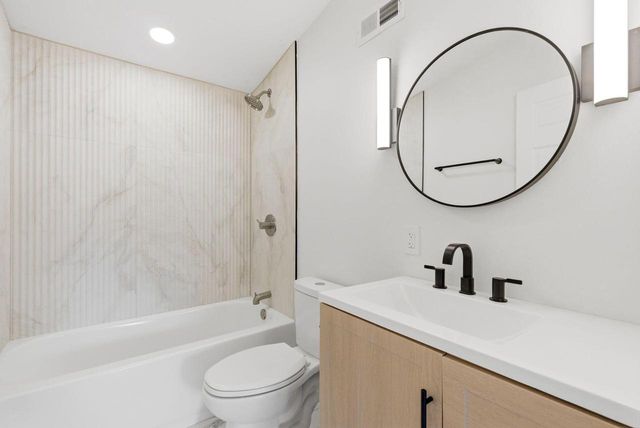 10314 Root River DRIVE, Caledonia, WI 53108